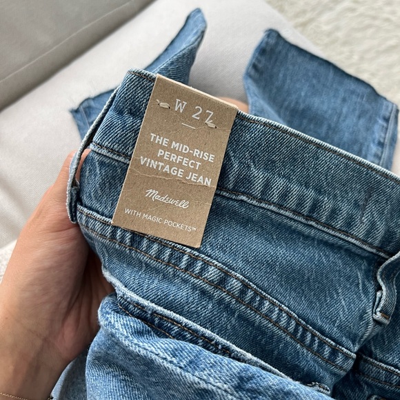 💙 Mid-Rise Perfect Vintage Jean in Enmore Wash - Picture 4 of 5